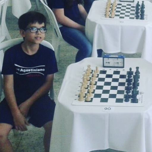 Young Davi at a chess tournament